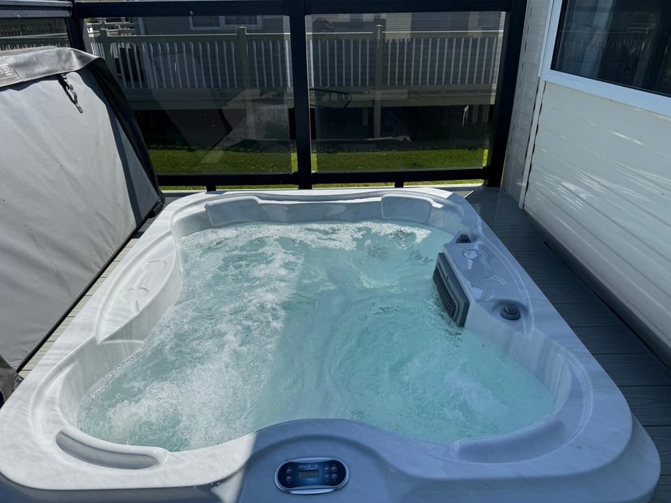 Hot Tub, Hot Tub
