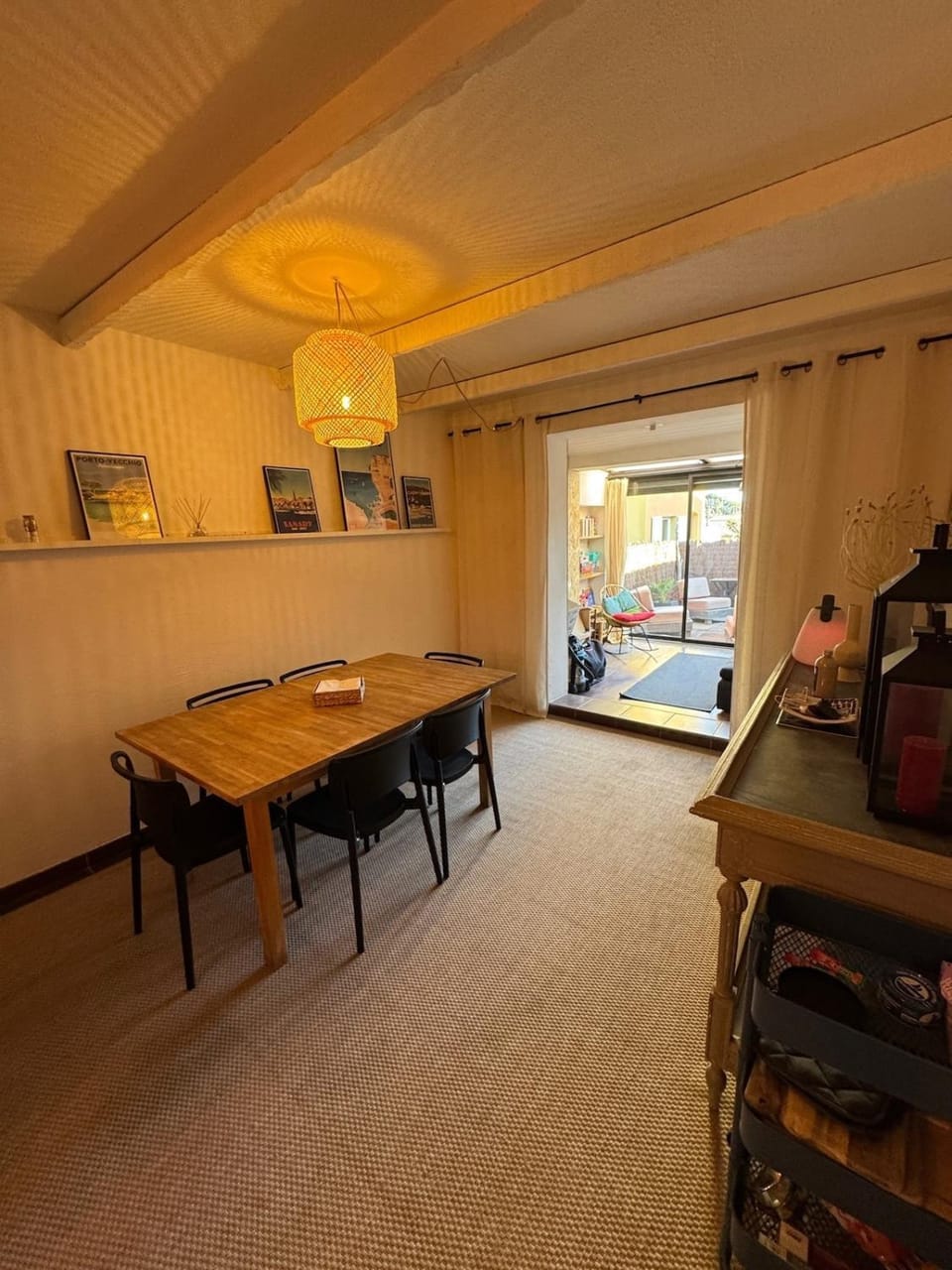 Seating area, Dining area