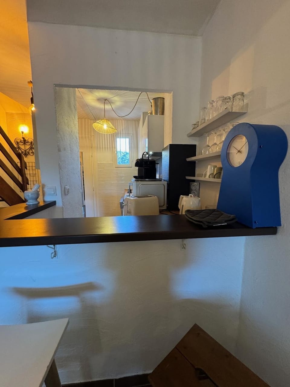 Kitchen or kitchenette, minibar