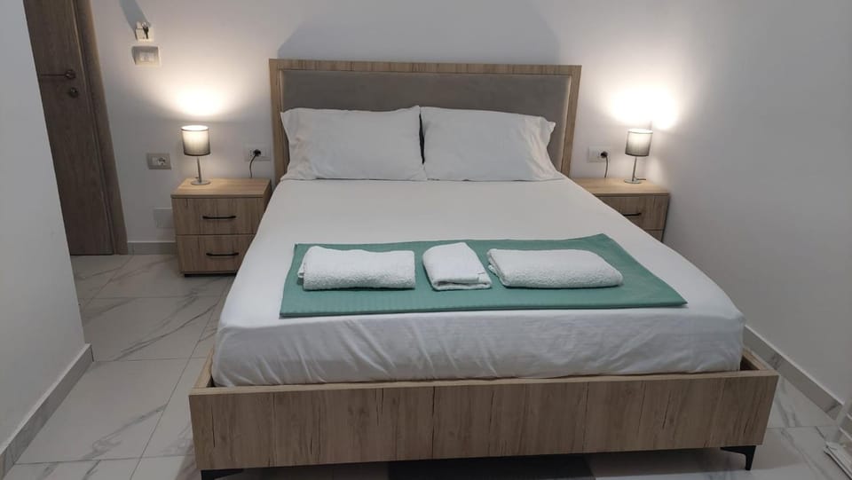 Bed, Bedroom, towels