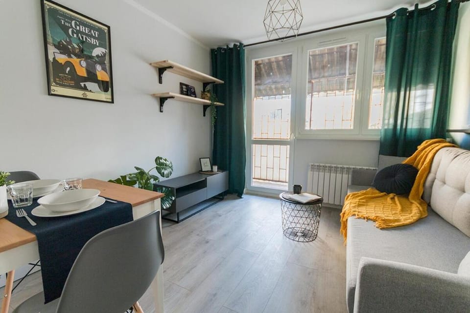 TV and multimedia, Living room, Seating area, internet, air conditioner