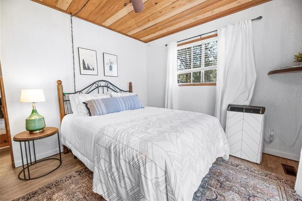 Modern Lake Cabin for Family, Friends and Pets! Cabin in Big Bear