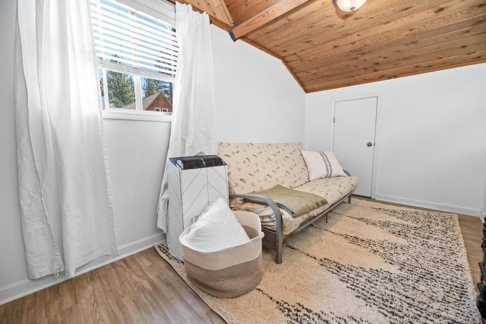 Modern Lake Cabin for Family, Friends and Pets! Cabin in Big Bear