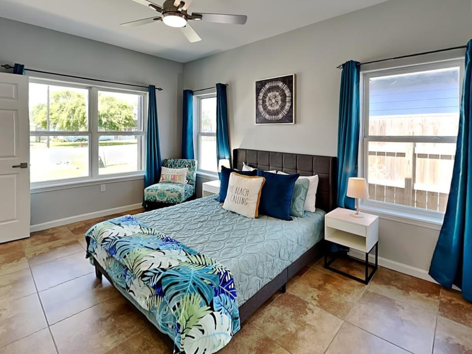 Bed, Seating area, Bedroom, furniture