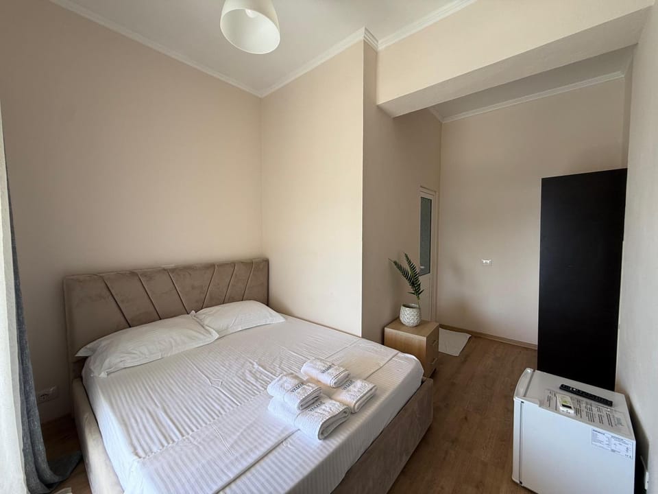 Bed, Bedroom, towels