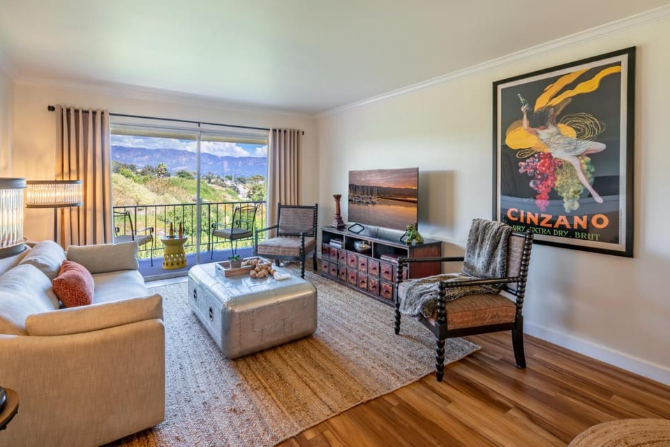 TV and multimedia, Living room, Seating area, Evening entertainment