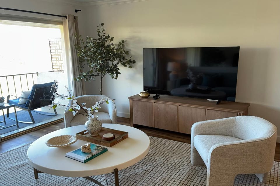 Patio, Day, TV and multimedia, Balcony/Terrace, Living room, Seating area, furniture