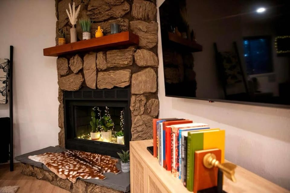 Lincoln Log Cabin Renovated Near Attractions Cabin in Southern California
