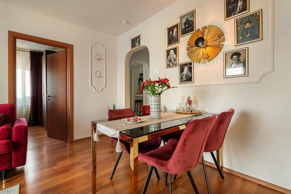 Seating area, Dining area