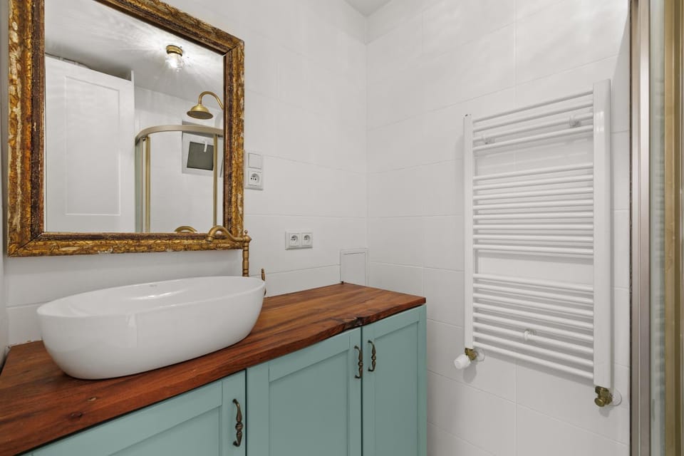 Bathroom, towels
