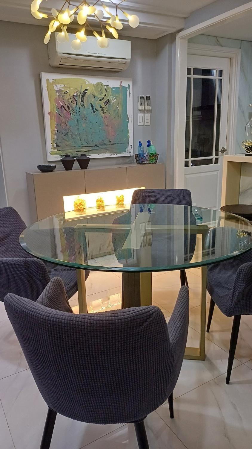 1 Master BR with full bathroom and JET TUB plus 2nd BR with full bathroom Elegant fully furnished with hotel feels Apartment in Mandaluyong