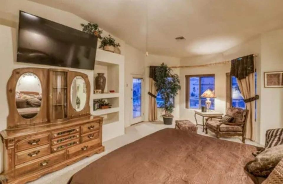 NEW Paradise Island Pool Spa Central House in Lake Havasu City