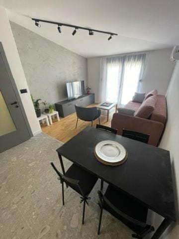 TV and multimedia, Living room, Seating area, Dining area