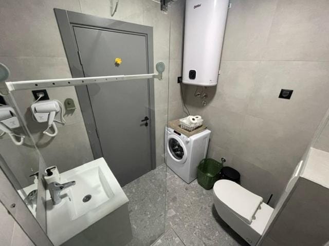 Shower, Toilet, Bathroom, towels, washing machine