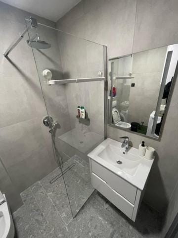 Shower, Toilet, Bathroom, towels