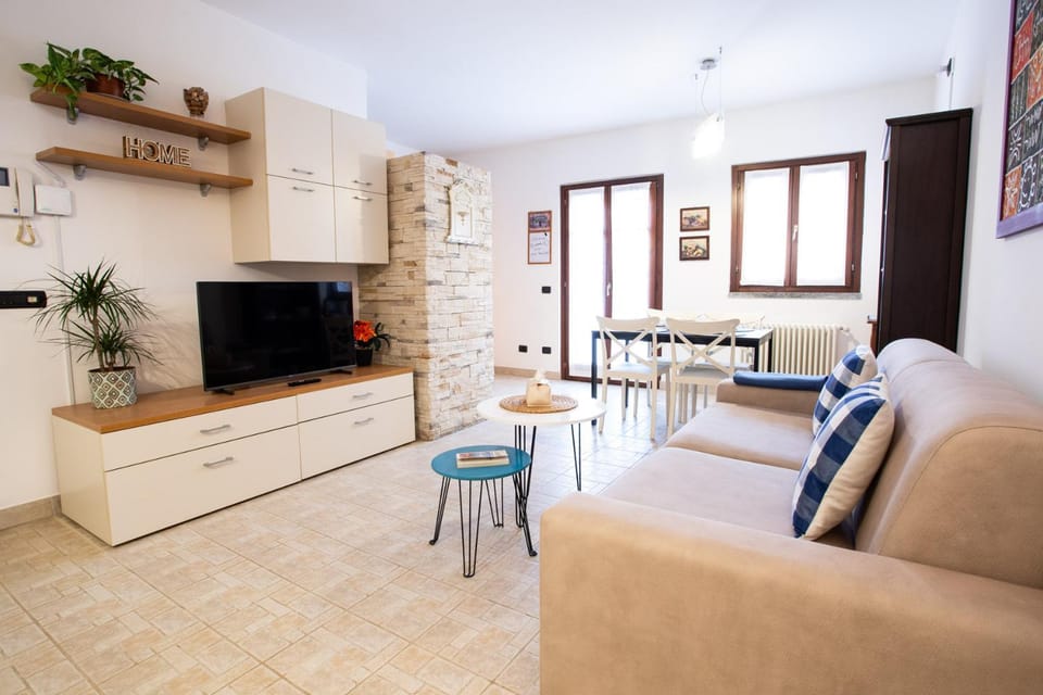 TV and multimedia, Living room, Seating area, Dining area, Evening entertainment