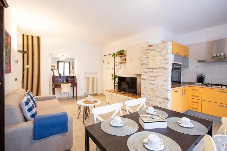 Living room, Seating area, Dining area, pet friendly, stove