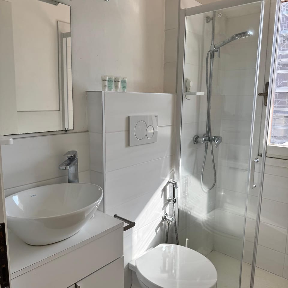 Shower, Toilet, Bathroom, Bath, towels