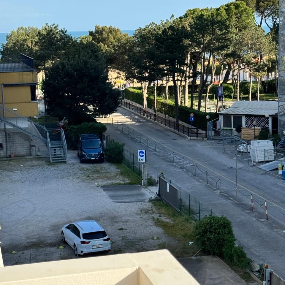 Day, Neighbourhood, Natural landscape, Street view, Location, Parking