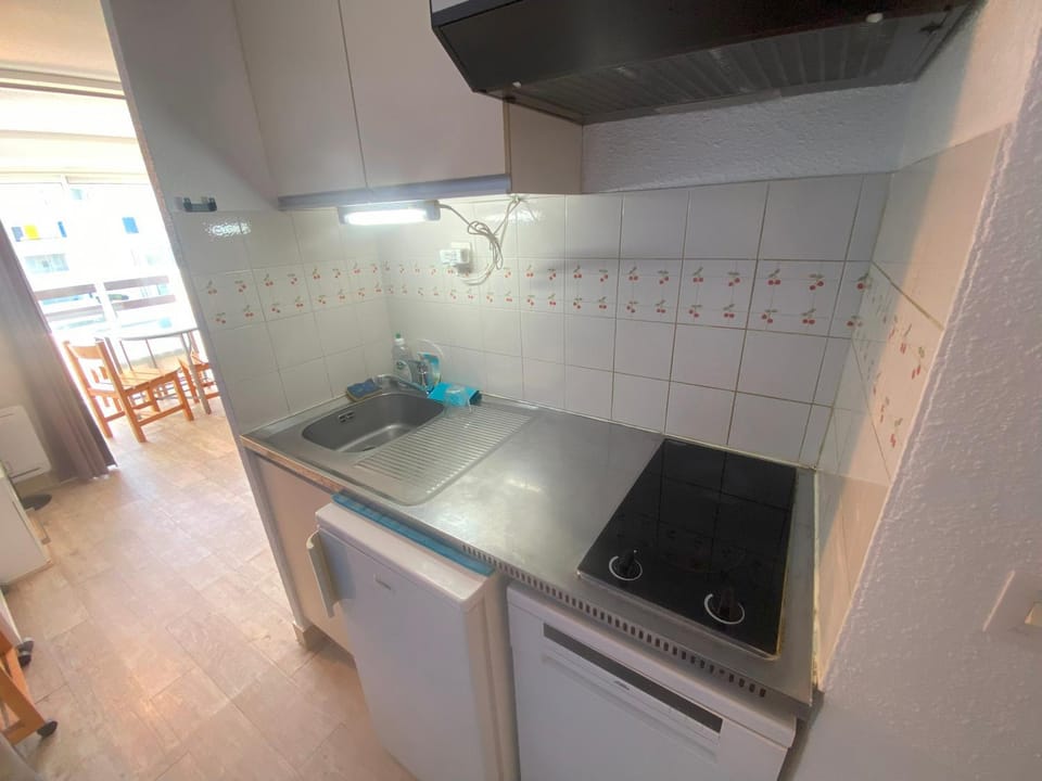 Kitchen or kitchenette, dishwasher, stove