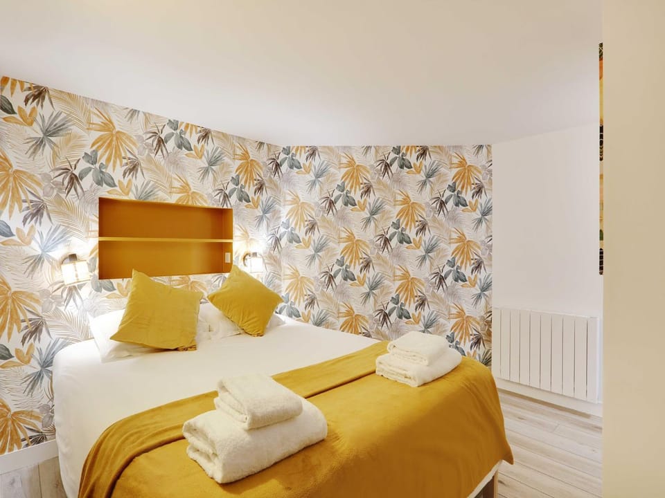 Bed, Bedroom, towels