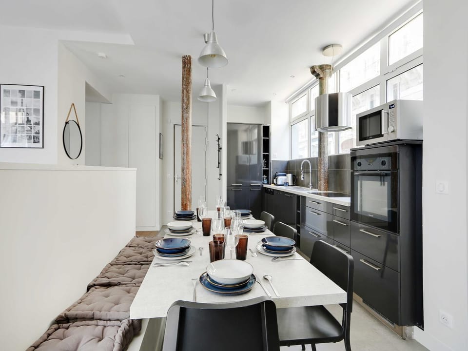 Kitchen or kitchenette, Dining area