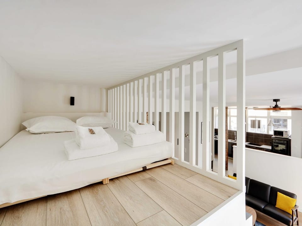 Bed, Bedroom, towels