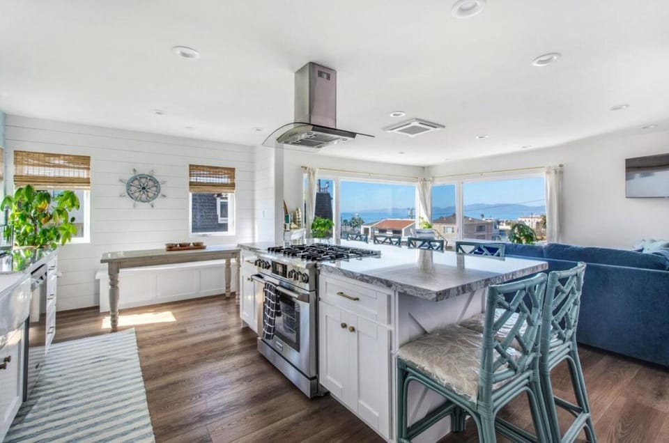 Luxury Ocean View Condo Steps To The Sand VIEWS House in Manhattan Beach