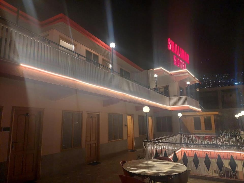 Restaurant/places to eat, Night