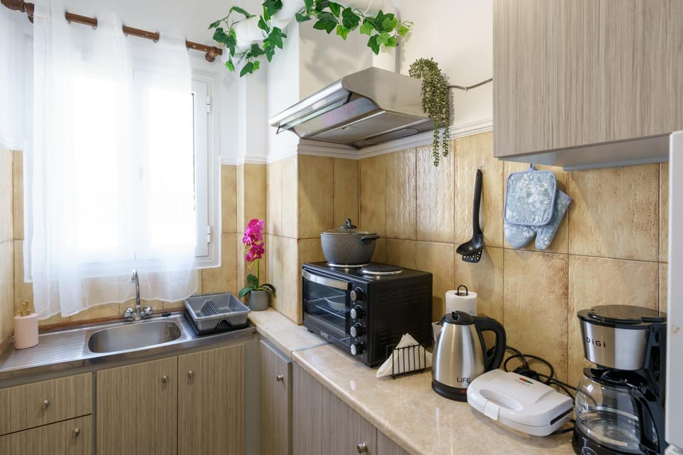 Coffee/tea facilities, Kitchen or kitchenette, stove
