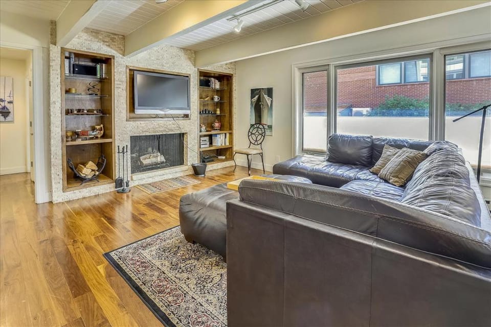 Walk Everywhere! Deluxe Aspen Condo Apartment in Aspen