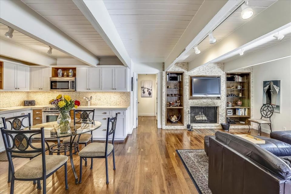 Walk Everywhere! Deluxe Aspen Condo Apartment in Aspen