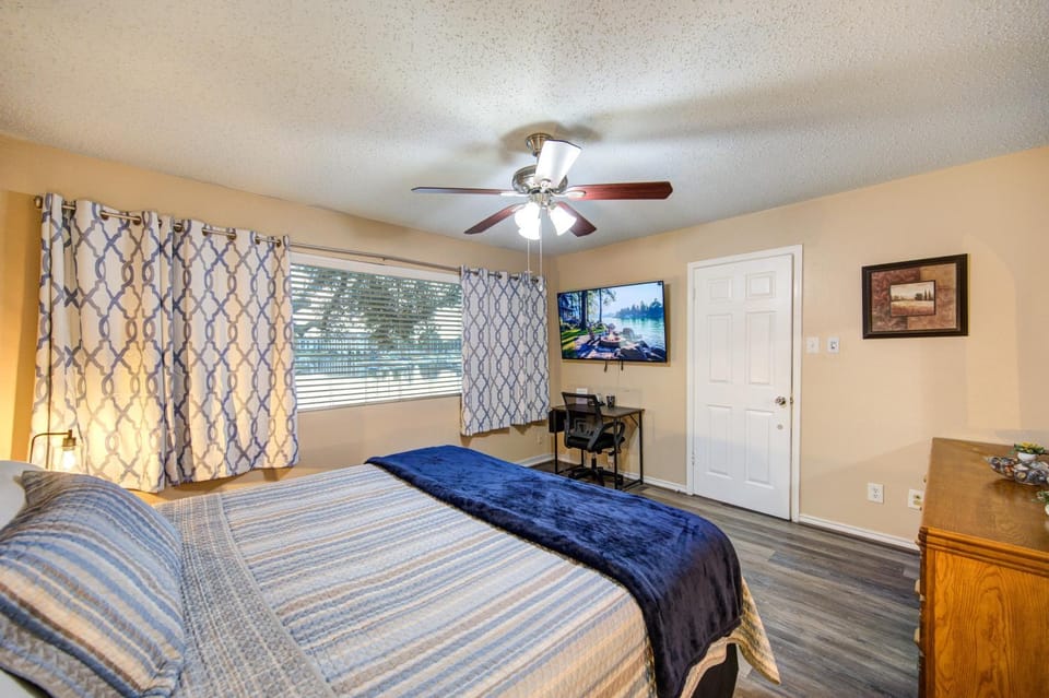 Bed, TV and multimedia, Bedroom