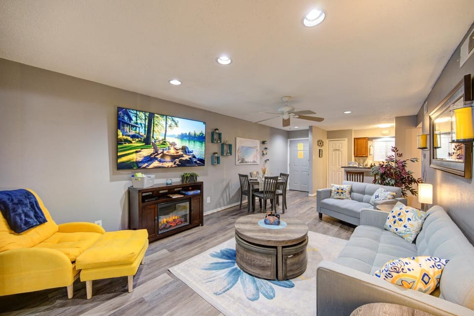 TV and multimedia, Living room, Seating area, fireplace