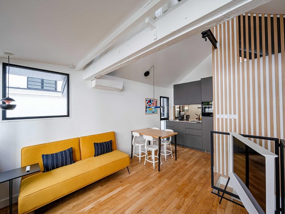 Kitchen or kitchenette, Living room, Seating area, Dining area