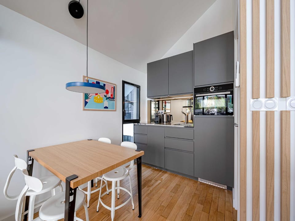 Kitchen or kitchenette, Dining area