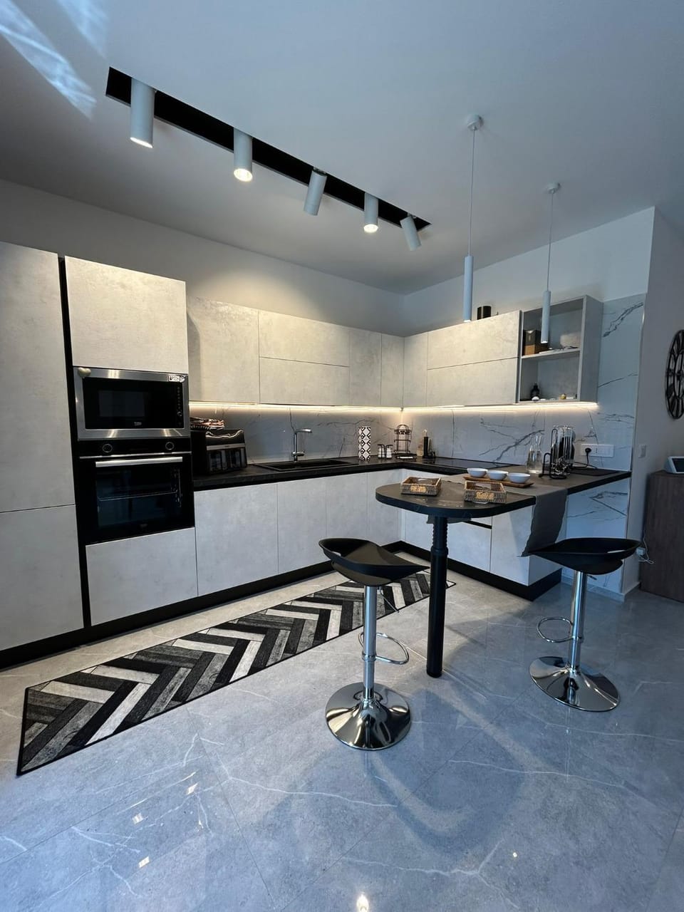 Kitchen or kitchenette, Dining area, oven