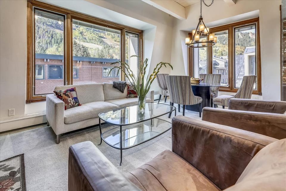 Lovely Aspen Condo with Mountain Views & Hot Tub Apartment in Aspen
