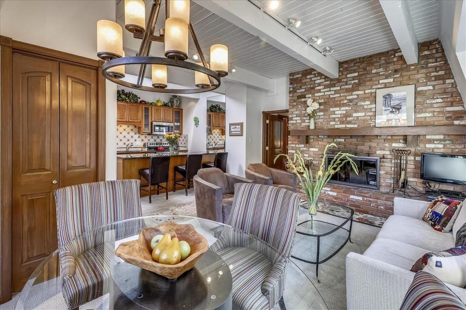 Lovely Aspen Condo with Mountain Views & Hot Tub Apartment in Aspen
