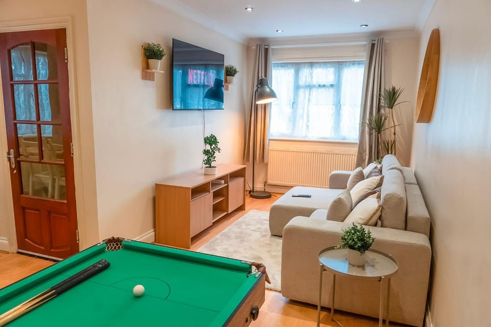 Communal lounge/ TV room, Billiard, TV and multimedia, Living room, Seating area, Evening entertainment