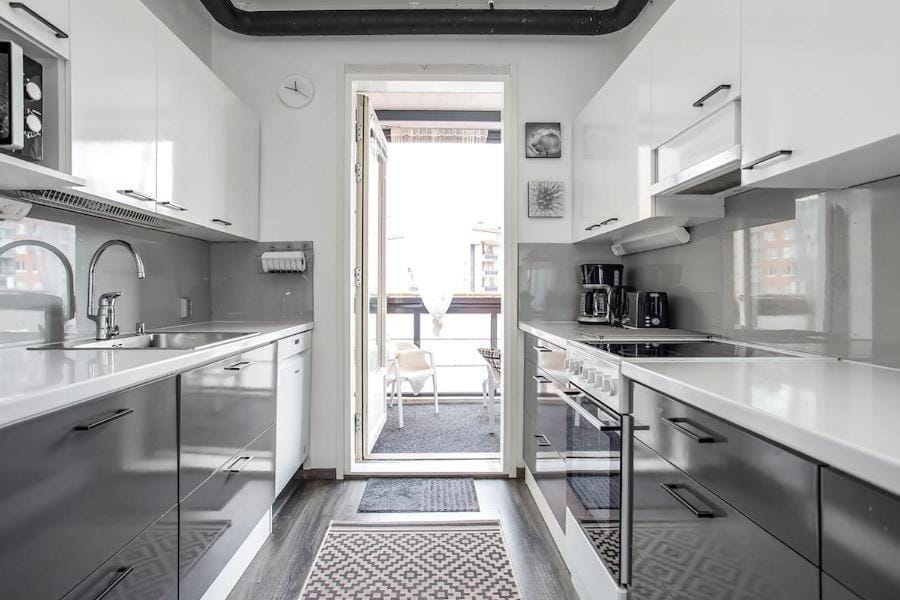 Kitchen or kitchenette, dishwasher, oven