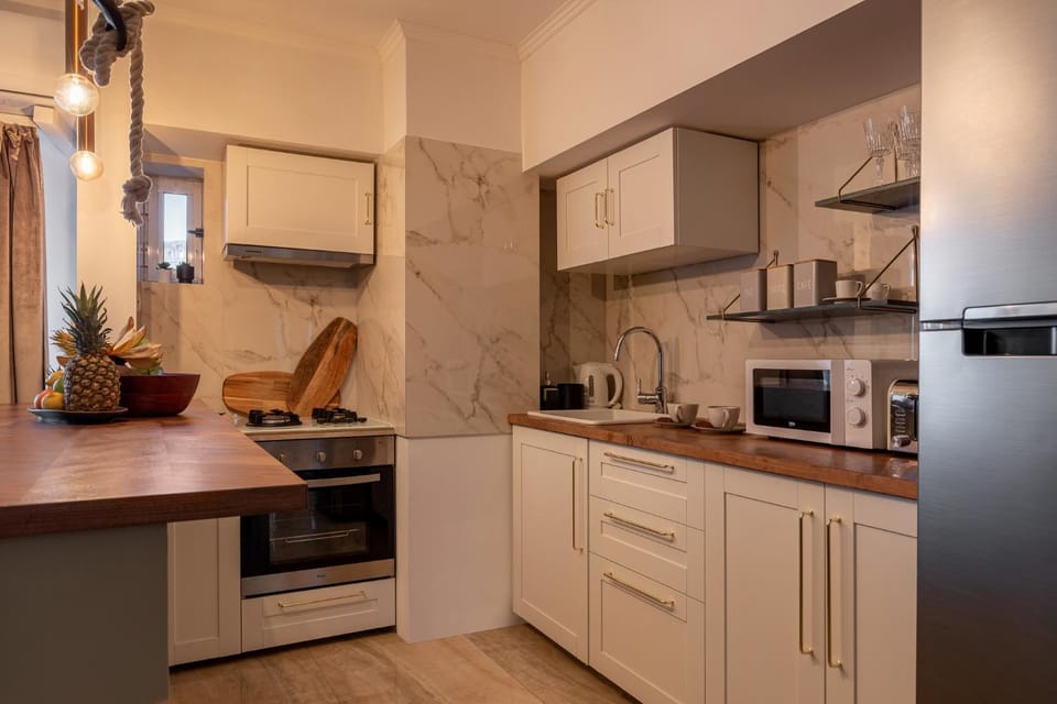 Coffee/tea facilities, Kitchen or kitchenette, oven, stove, toaster