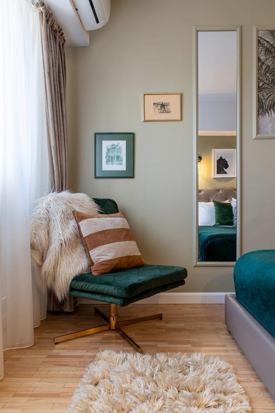 Bed, Seating area