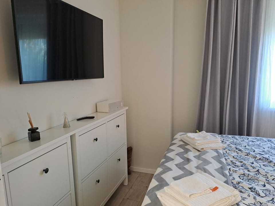 Bed, TV and multimedia, Bedroom