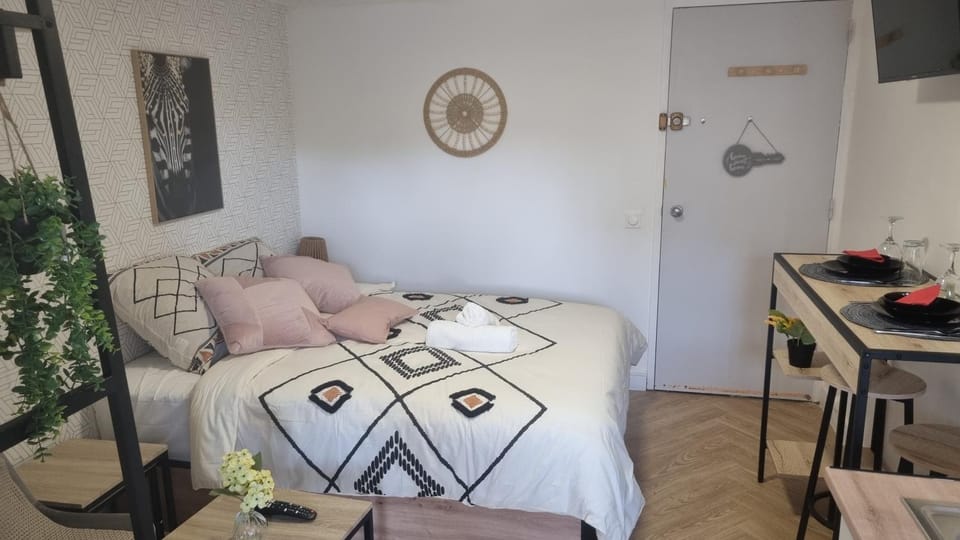 Bed, Photo of the whole room