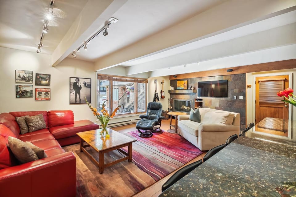 Beautiful Deluxe Condo in Aspen with Hot Tub Apartment in Aspen