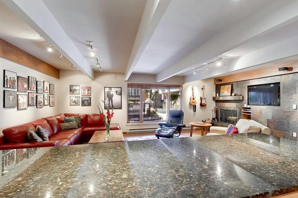 Beautiful Deluxe Condo in Aspen with Hot Tub Apartment in Aspen