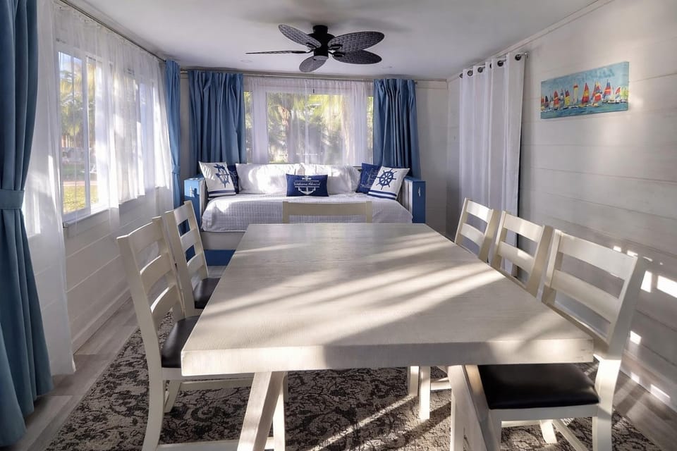 Bed, Seating area, Dining area