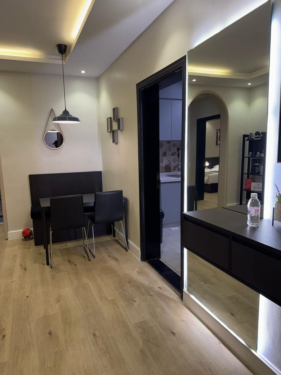 Kitchen or kitchenette, minibar