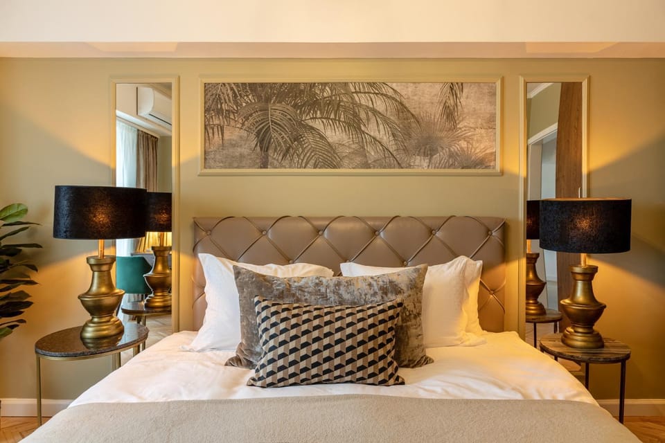 Bed, Photo of the whole room, Seating area, Bedroom